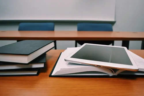 Mesa con libros y un iPad.